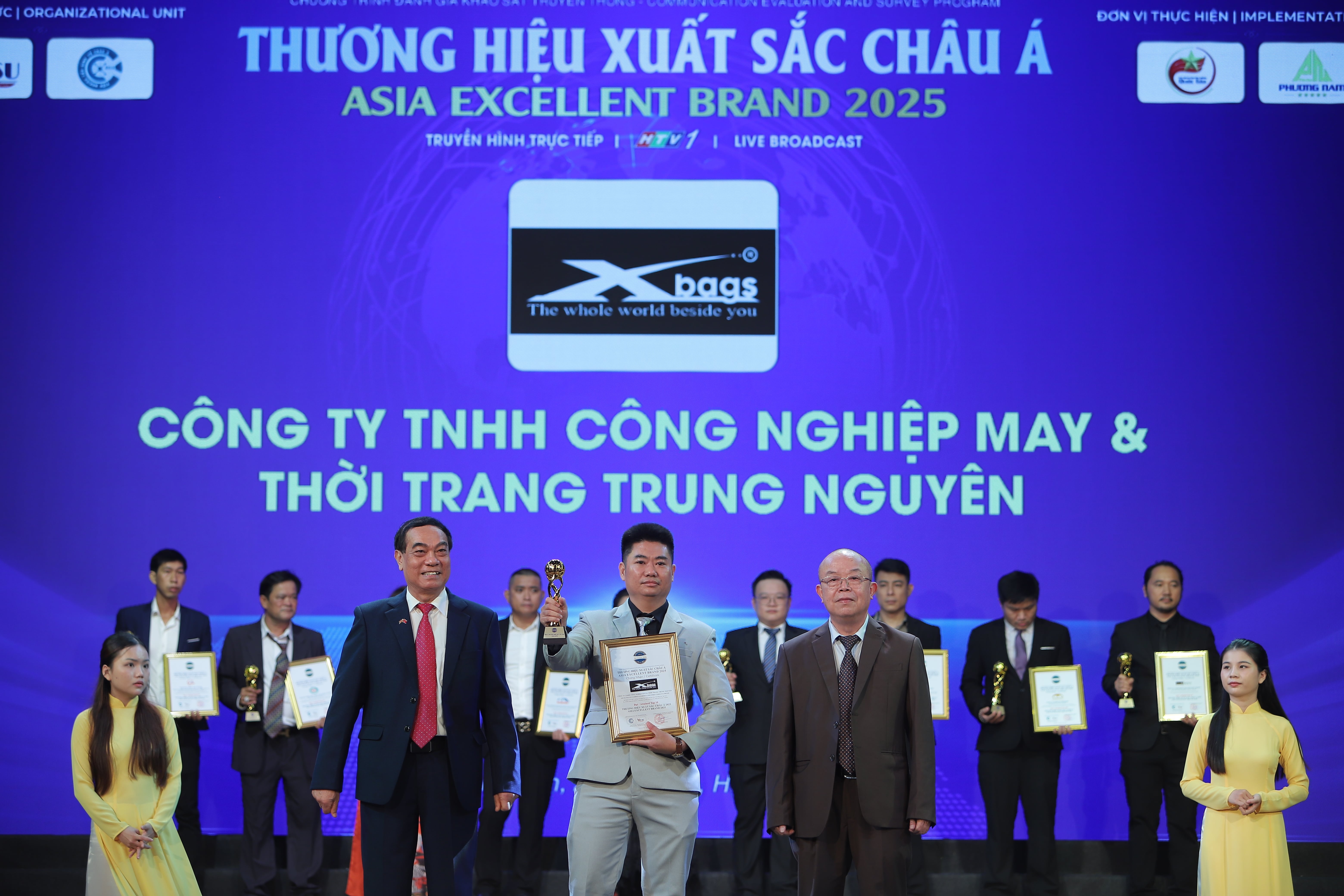 CEO Bùi Viết Trung nhận danh hiệu top 10 "Thương hiệu Xuất sắc nhất Châu Á 2025"
